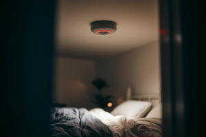 Pourquoi mon détecteur de fumée sonne en pleine nuit