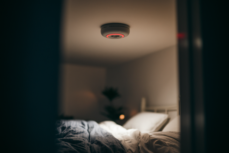 Pourquoi mon détecteur de fumée sonne en pleine nuit