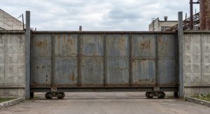 Comment choisir des portails et barrières pour la sécurité et le contrôle des accès de vos sites industriels ?