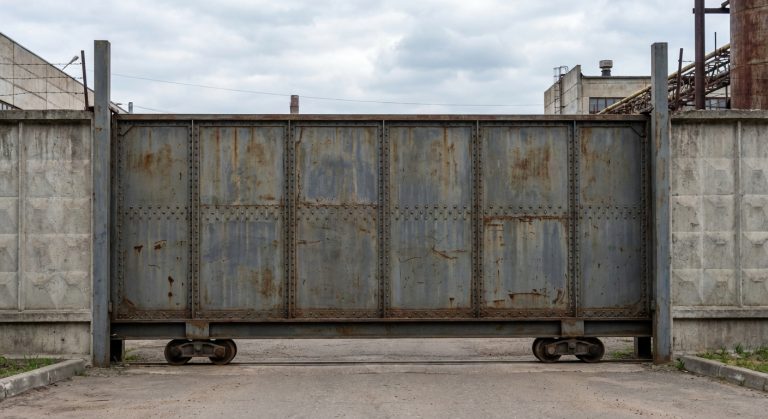 Comment choisir des portails et barrières pour la sécurité et le contrôle des accès de vos sites industriels ?