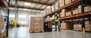 Logistique d’entreprise : comment les transpalettes et gerbeurs améliorent la productivité des PME