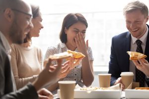 Pourquoi organiser un repas d’équipe renforce la cohésion en entreprise ?