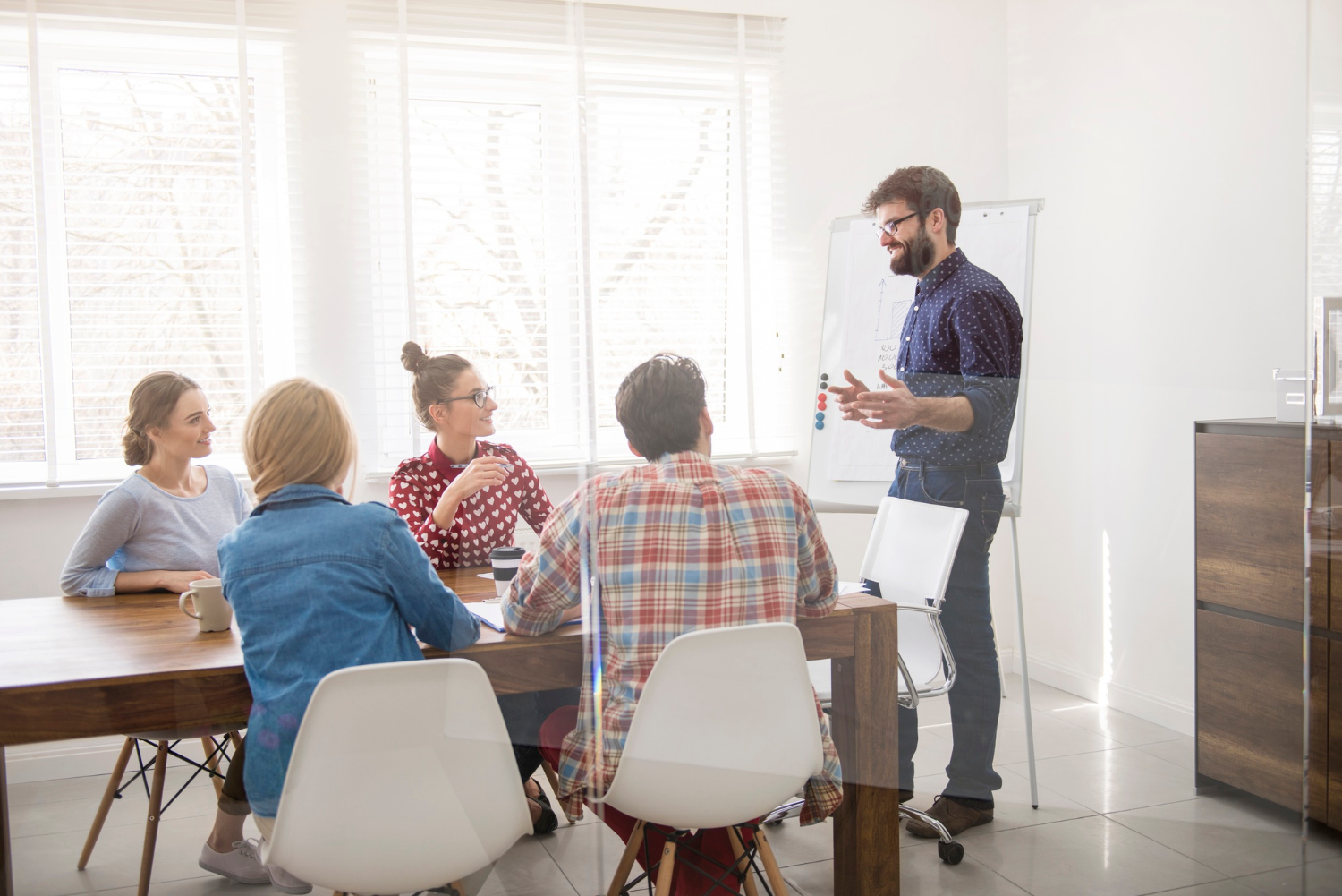 Présentation de la stratégie de travail par l'exécutif dans un bureau ensoleillé
