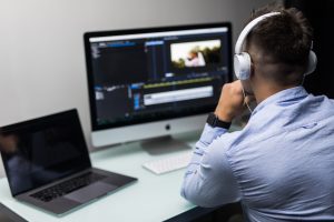 Pourquoi les entreprises font-elles appel à un monteur vidéo freelance ?